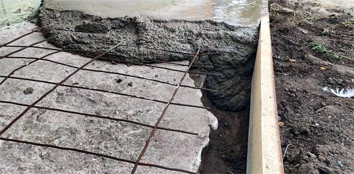 Неправильно выполненая отмостка, обязательно заставит вернуться к ней и все исправить. Вопрос лишь в том, какой ущерб она успеет причинить за это время фундаменту.